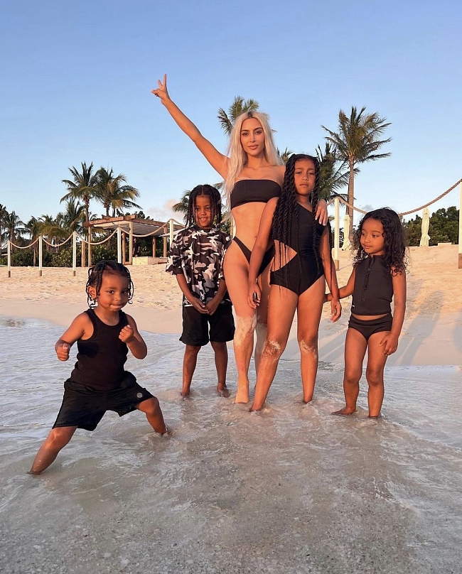 Ким Кардашьян с детьми на Багамах. Фото: @kimkardashian фото № 3