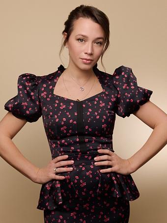 Образ Дарьи Храмцовой — сдержанный макияж в дуэте с собранными волосами с прядями у лица фото № 2