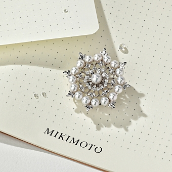 Как у королевы: бренд Mikimoto выпустил новые жемчужные броши фото № 1