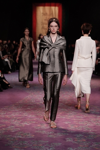 «Что если бы женщины правили миром»: коллекция Christian Dior Haute Couture весна-лето 2020 фото № 10