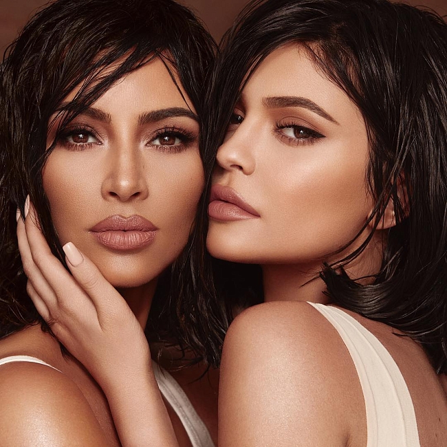 Twins: Ким Кардашьян и Кайли Дженнер в новой рекламной кампании фото № 3