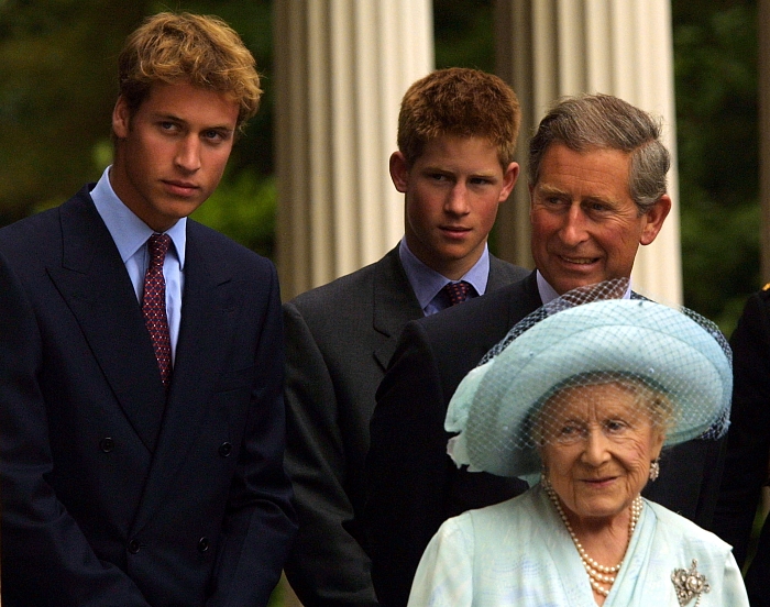 Принцы Уильям, Гарри и принц Чарльз с Королевой-матерью во время празднования ее 101-летия, 4 августа 2001 года фото № 11