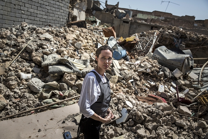 «Люди здесь потеряли все»: Анджелина Джоли посетила разрушенный город в Ираке фото № 3