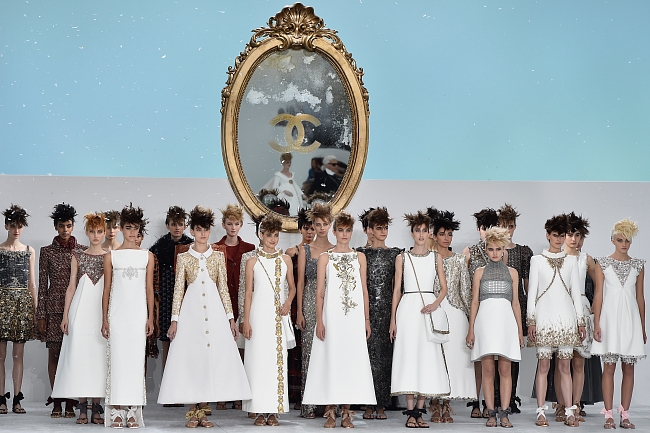 Netflix показали, как шла подготовка к показу Chanel Haute Couture фото № 1