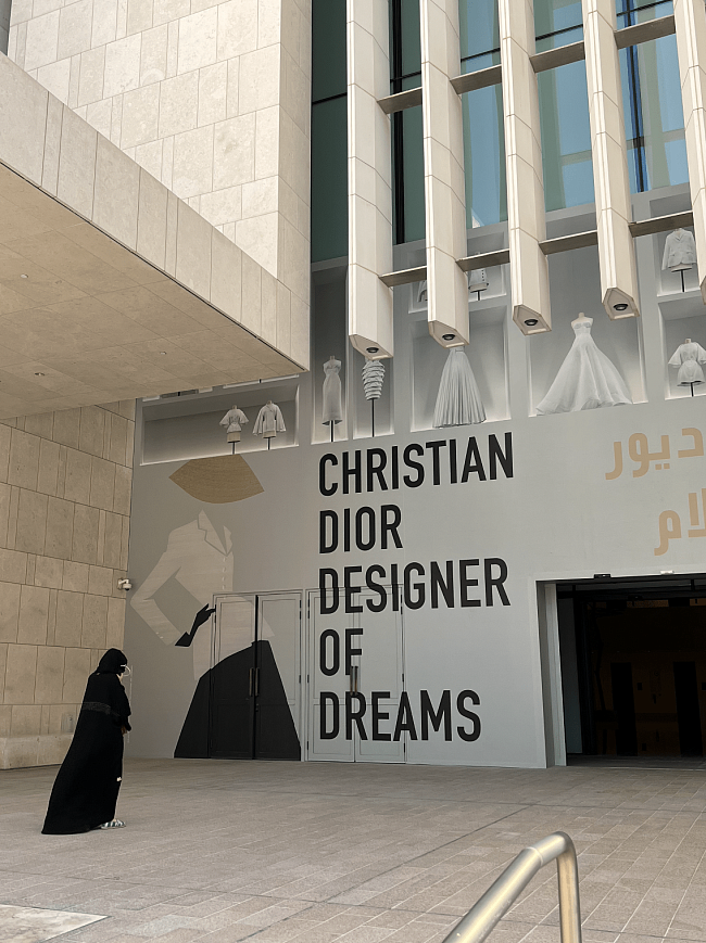 Выставка Christian Dior Designer of Dreams в культурном пространстве Дохи M7 фото № 24