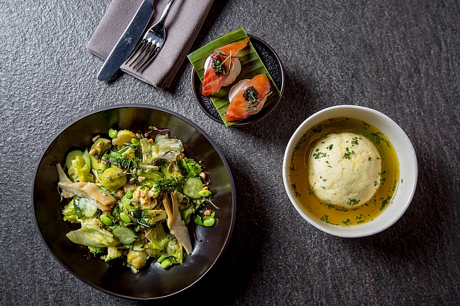 Зеленый салат с шисо и рыбный суп с шафраном в ресторане Hamster фото № 11