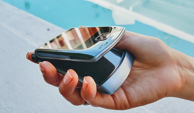 Культовая раскладушка из нулевых и другие новые смартфоны, которые вас впечатлят фото № 5