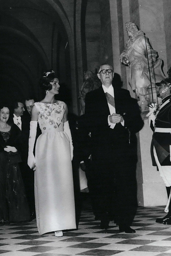 Жаклин Кеннеди на официальном обеде в Версале, 1961 год фото № 6