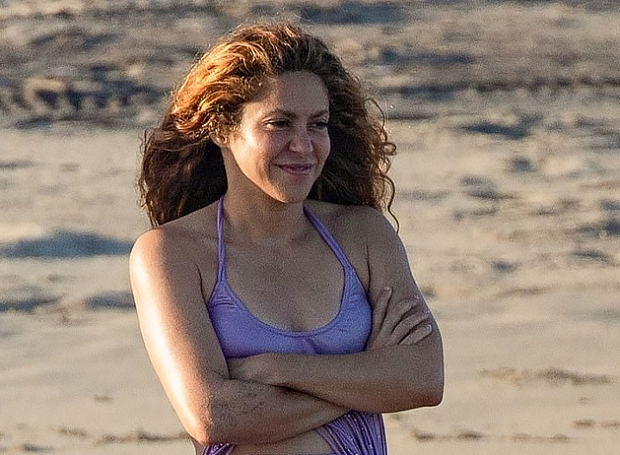 Шакира демонстрирует свою идеальную фигуру на пляже, отправившись в отпуск после расставания с Жераром Пике