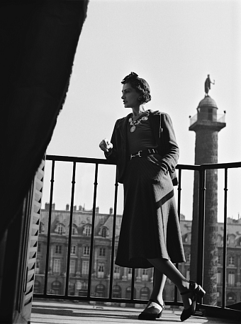 Габриэль Шанель на балконе отеля Ritz Paris, 1937 год фото № 1