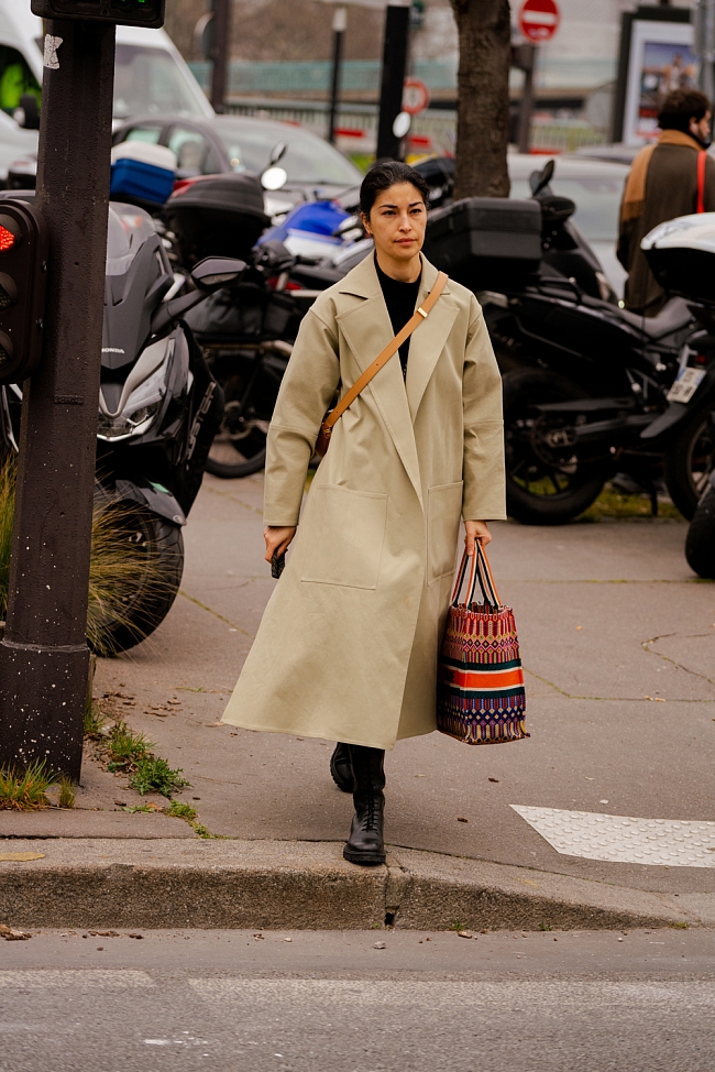 Стритстайл на Неделе моды в Париже осень-зима 2022/23 фото № 37