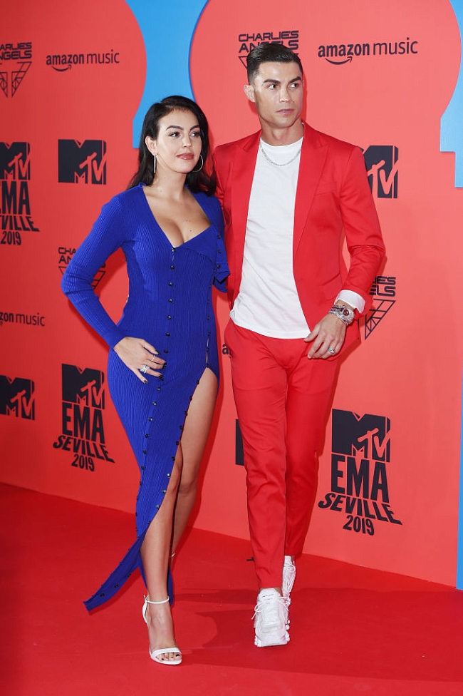 Яркая пара: Криштиану Роналду и Джорджина Родригес на MTV Europe Music Awards 2019 фото № 2