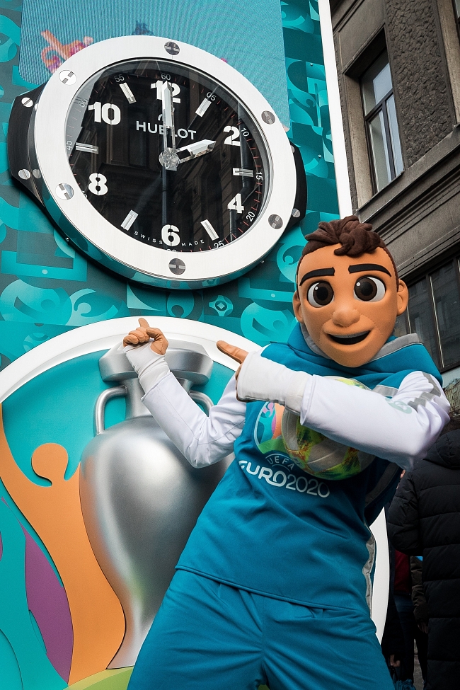 В Санкт-Петербурге запустили обратный отсчет времени до начала чемпионата Европы по футболу 2020 с помощью часов Hublot фото № 3