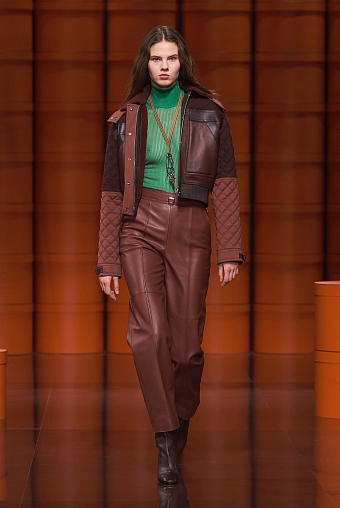 Кожаные брюки в коллекции Hermès осень-зима 2021/22 фото № 9
