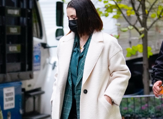 Селена Гомес выбрала стильное пальто, которое стоит меньше 100 евро