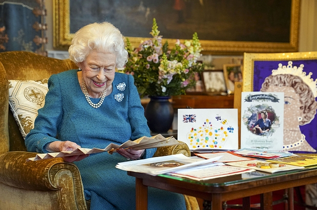Елизавета II рассматривает подарки к 70-летию ее пребывания на троне фото № 3