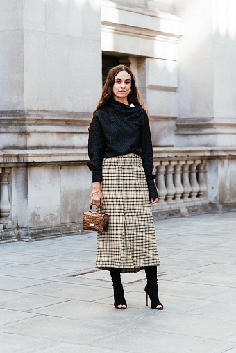 Клетка, асимметрия, объемные сумки и другие тренды стритстайла на Неделе моды в Лондоне фото № 13