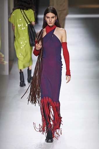 Бахрома, трикотаж и новые it-bags в коллекции Bottega Veneta осень-зима 2020/21 фото № 3