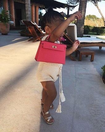 Годовалая дочь Кайли Дженнер вышла на прогулку с сумочкой Hermès фото № 2