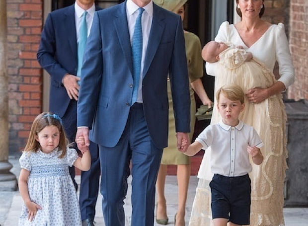 Кейт Миддлтон и принц Уильям с детьми на крестинах принца Луи