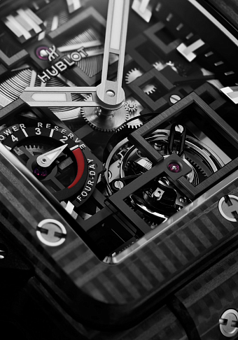 Hublot выпустил первую модель Square Bang с двумя центральными стрелками фото № 5