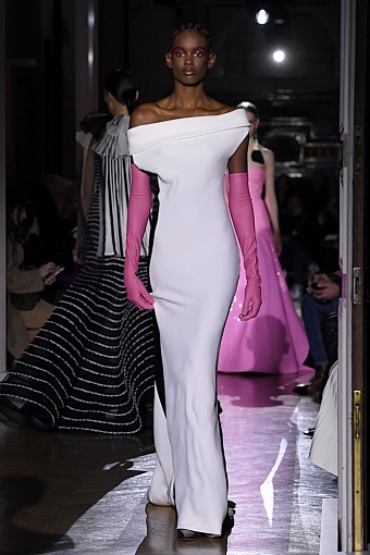 Платья мечты: как прошел показ Valentino Haute Couture весна-лето 2020 фото № 21
